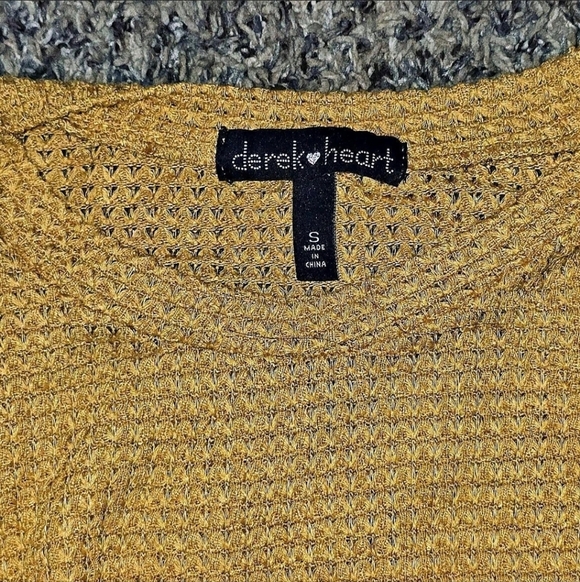 Derek Heart Mustard Waffle Knit Button Shoulder Sweater Size S - Picture 3 of 3